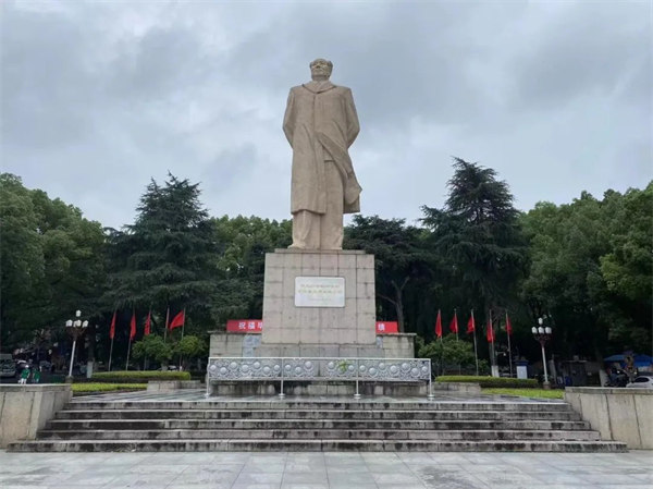 湖南大學(xué)，毛主席雕像