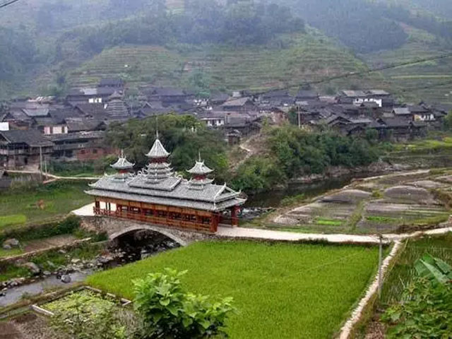 來到古樸的岜扒，這里自然生態(tài)完好，吊腳樓、鼓樓、花橋掩映于叢林